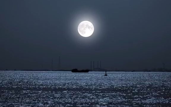 江畔何人初见月江月何年初照人