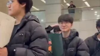 T1成员们回国啦，辛苦了，还被Dispatch拍到了
