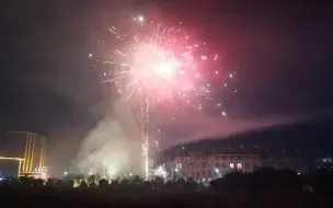 下载视频: 每年除夕的烟花都是你放的最牛！这样的一场烟花秀得多少钱啊！