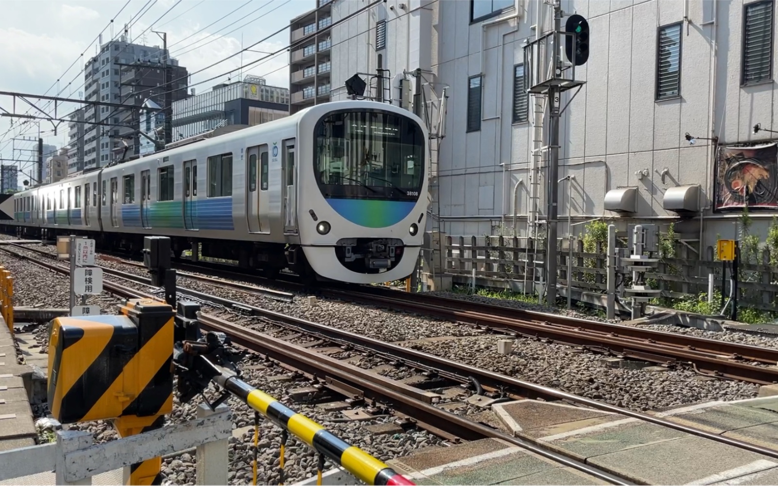 西武新宿线,西武30000系通过道口.