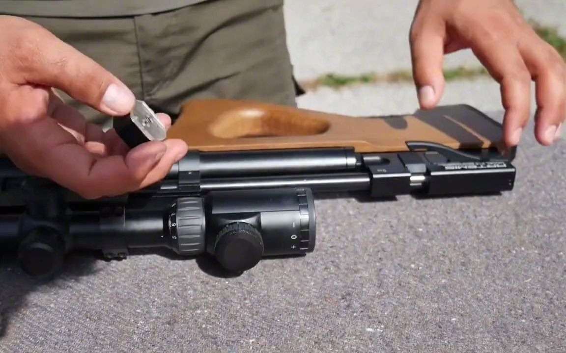 老外试射气动版步枪用打气筒现场打气看威力还不小呢