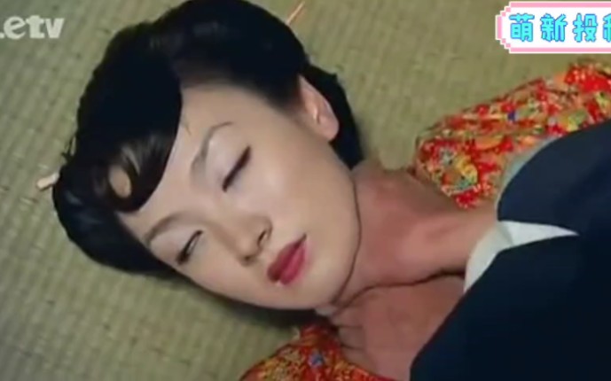掐死合服白袜美女,双脚蹬踢
