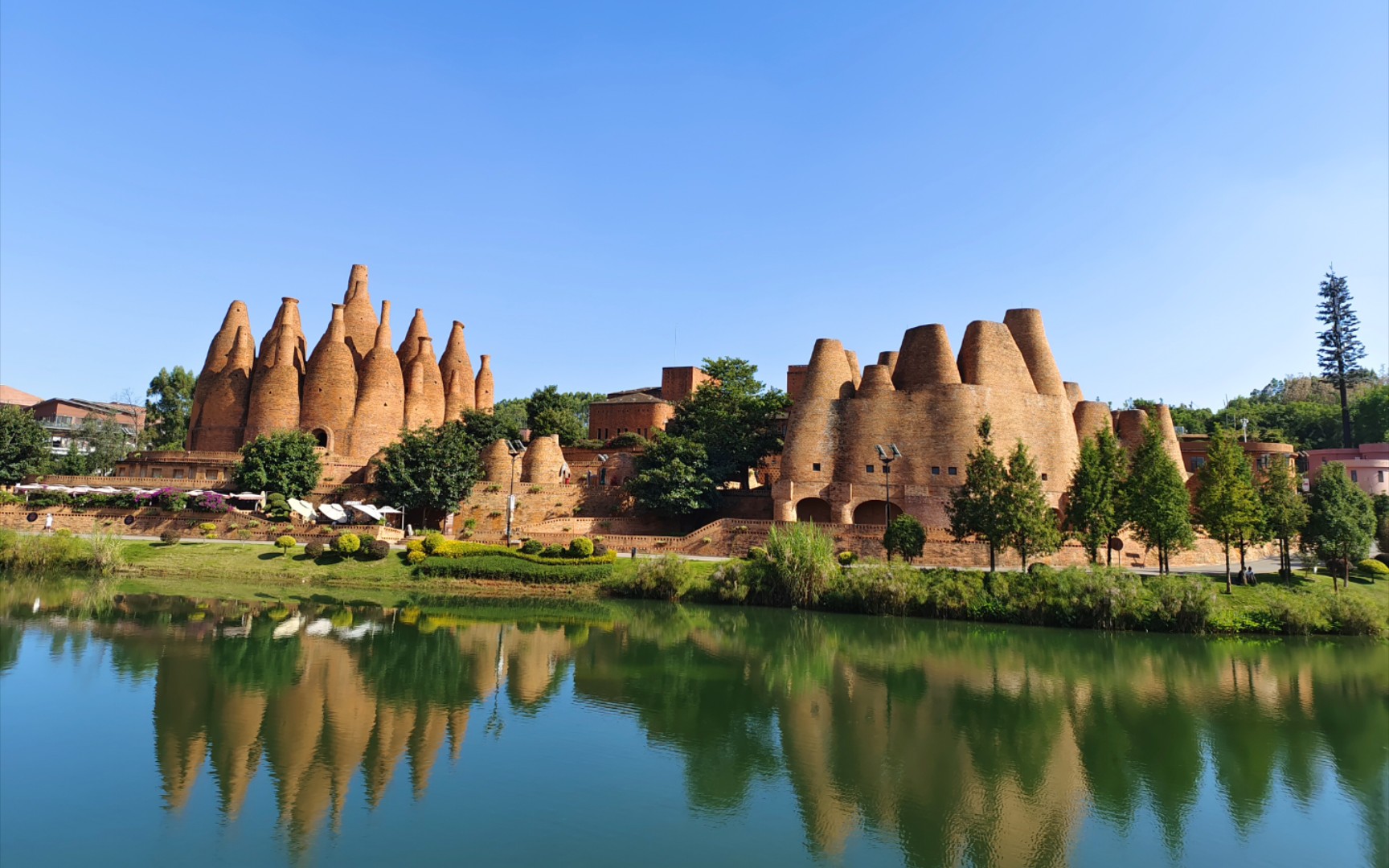 弥勒东风韵,超现实风景与现实精品酒店