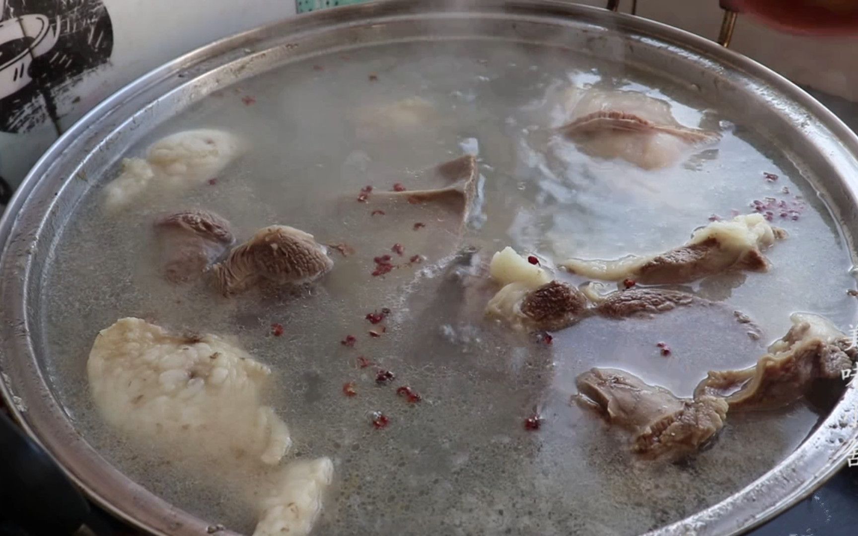 炖羊肉汤,一次炖一大锅,全家人围一桌,真过瘾!