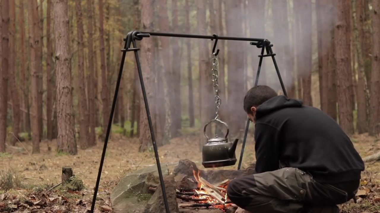 [图]Cooking at the Off Grid Cabin in the Woods - Woodstove, Firepit (WINTER PREPARAT