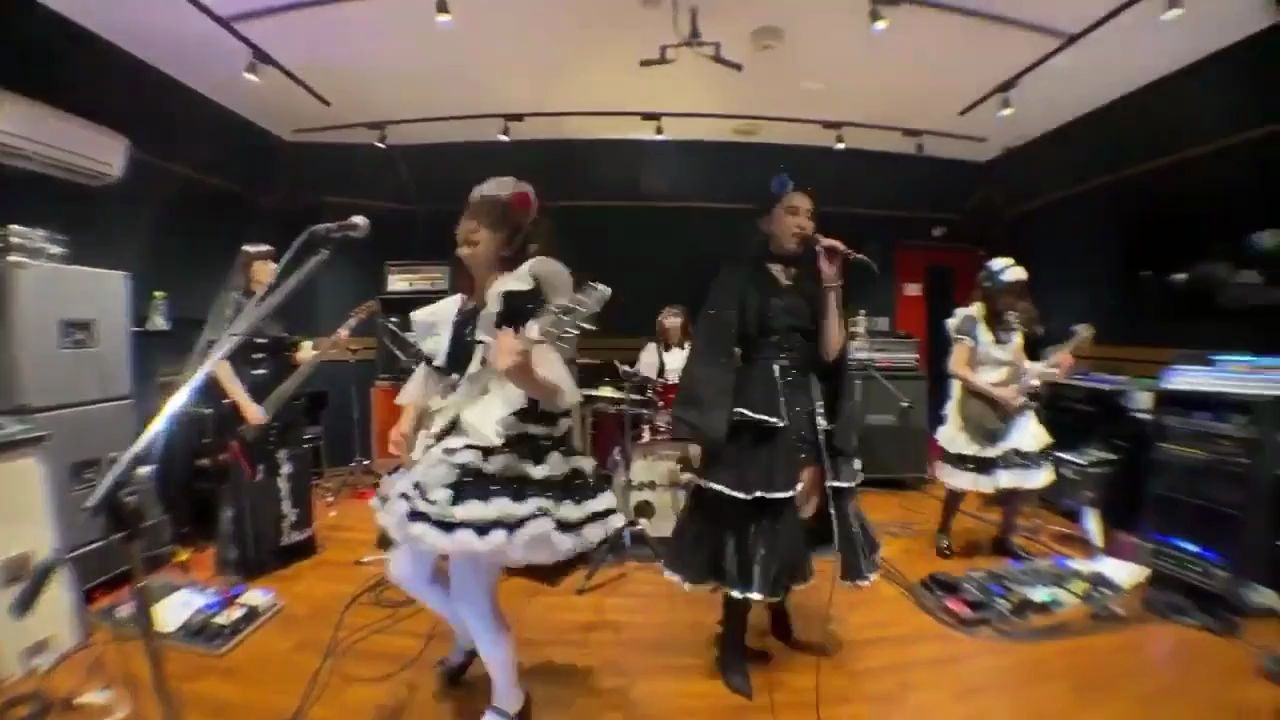 [图]BAND-MAID LIVE BROADCAST 3.20.2020 ( playing their knotfest setlist )