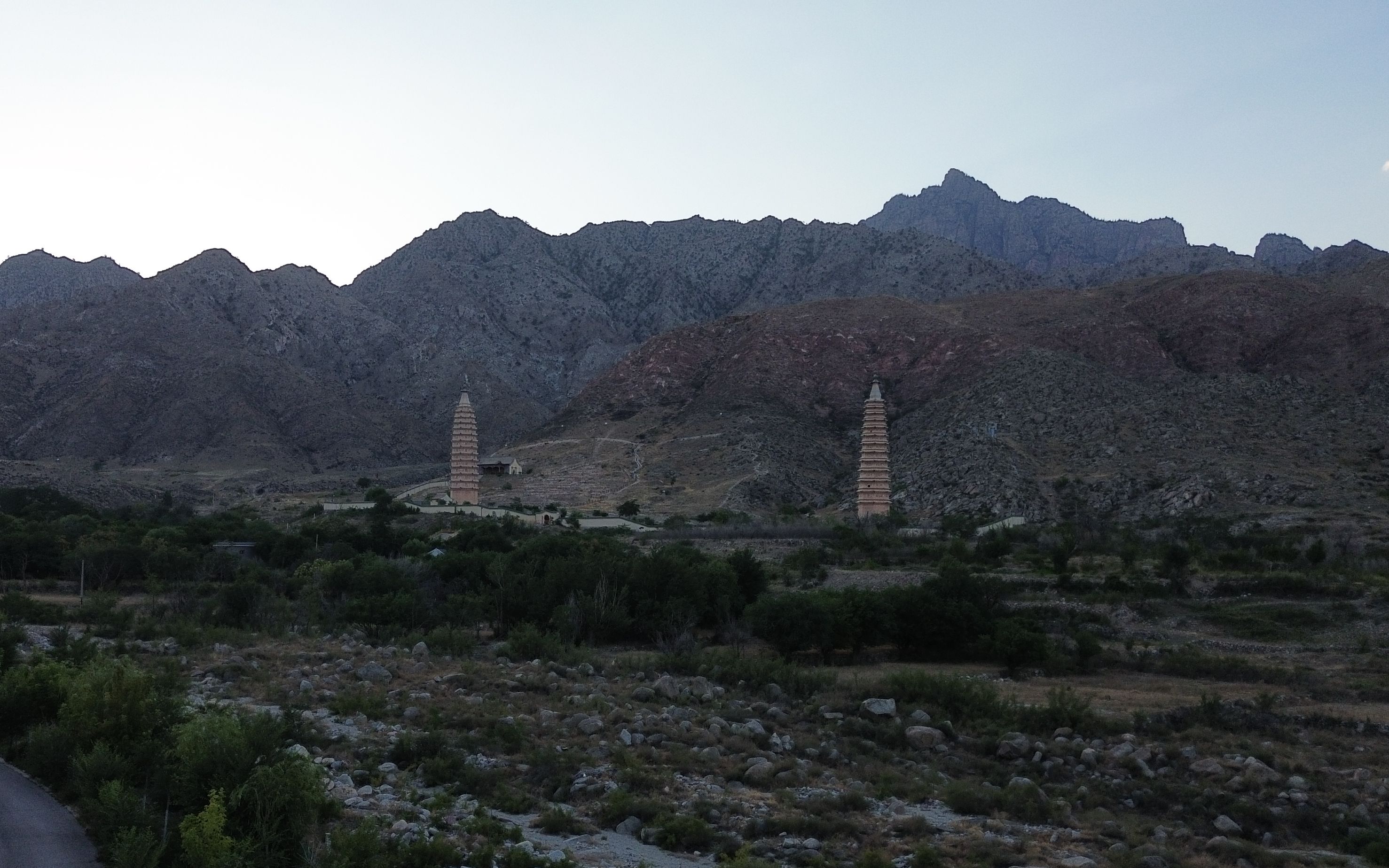 银川贺兰山拜寺口双塔-神奇西夏故国遗迹
