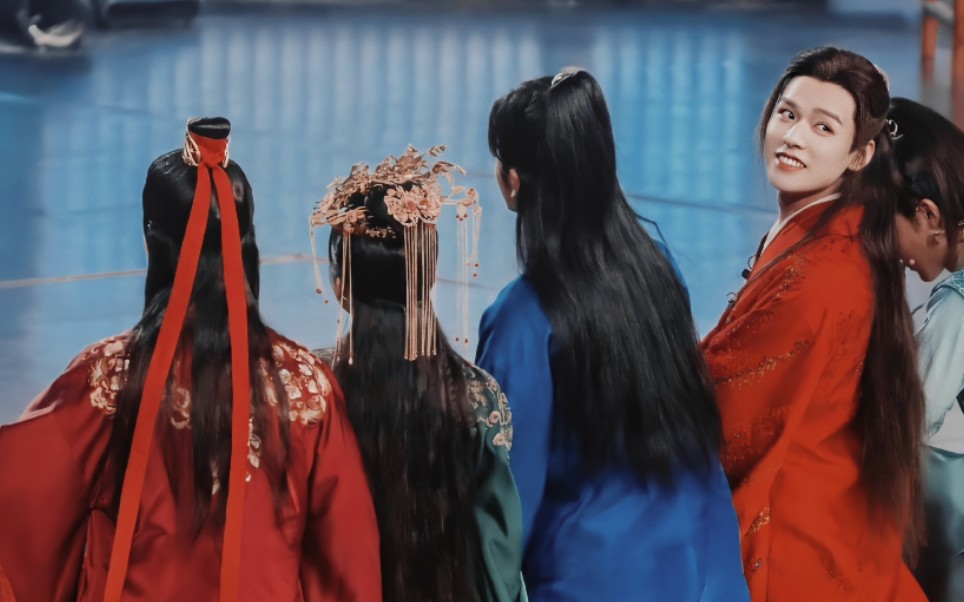 "后来啊,曹蔚宁等到了18岁的顾湘,温客行和周子舒还在喝酒晒太阳"