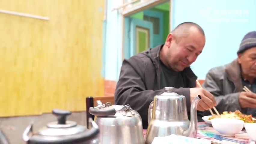 新疆喀什特色美食把子面12元/份,每天用掉8袋面粉,卖2000串烤肉