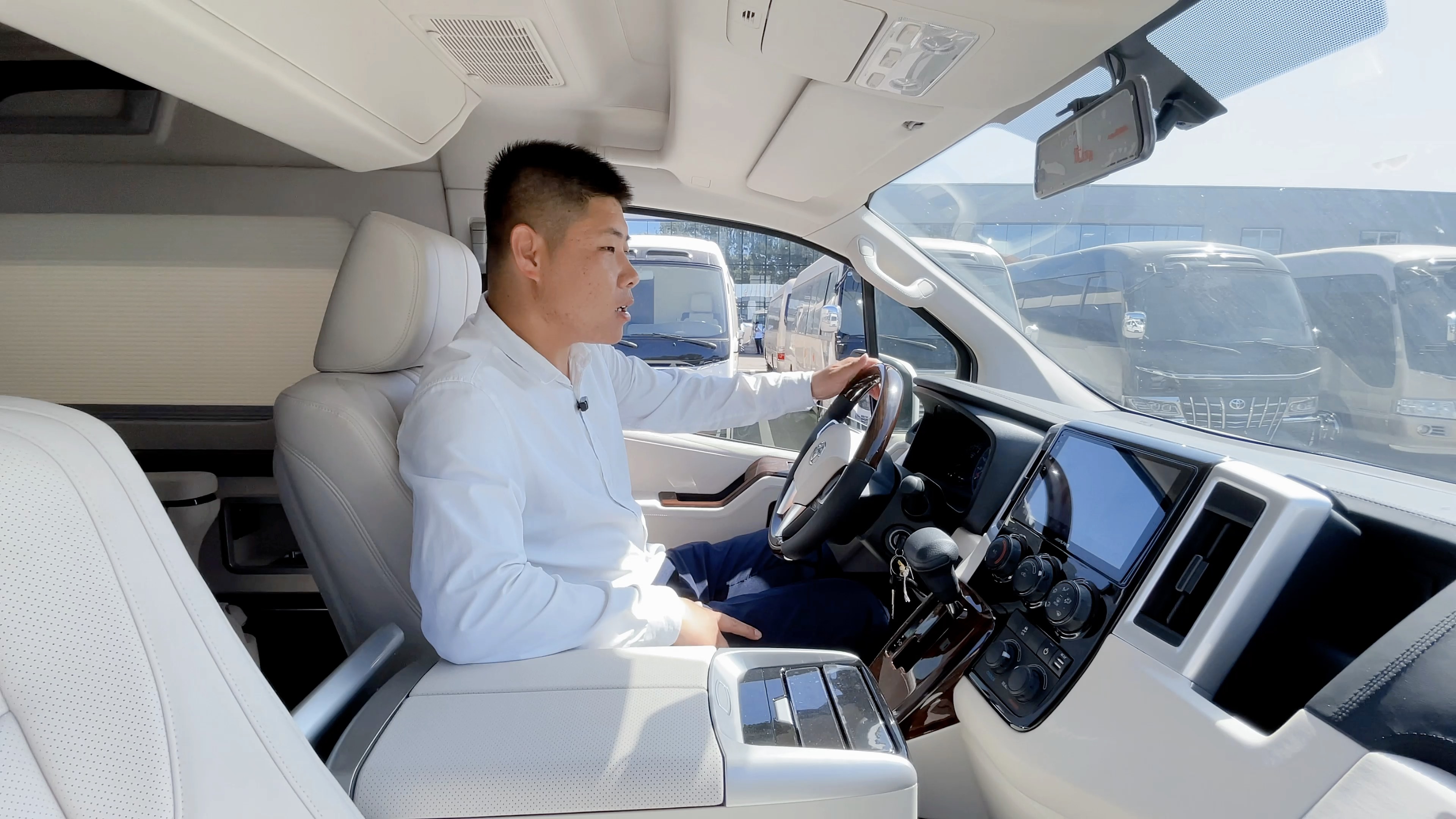 丰田海狮8座高端商务接待用车_哔哩哔哩_bilibili