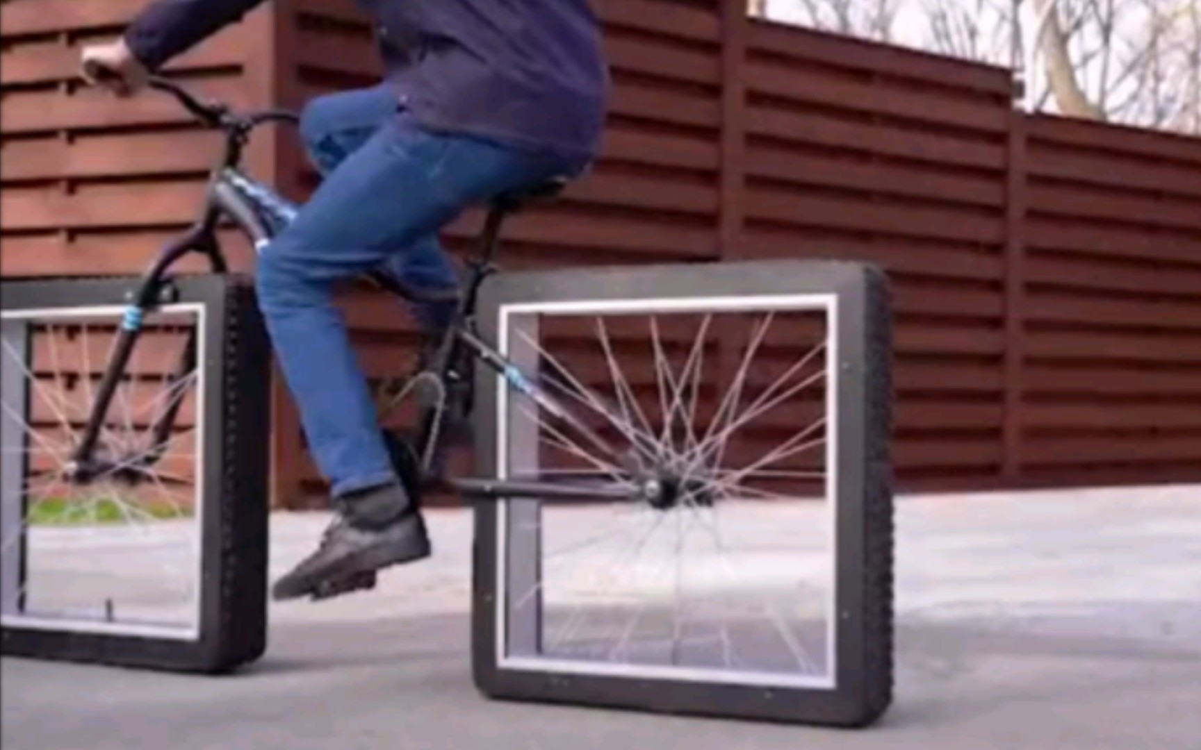 谁说正方形车轮的自行车不能骑的!