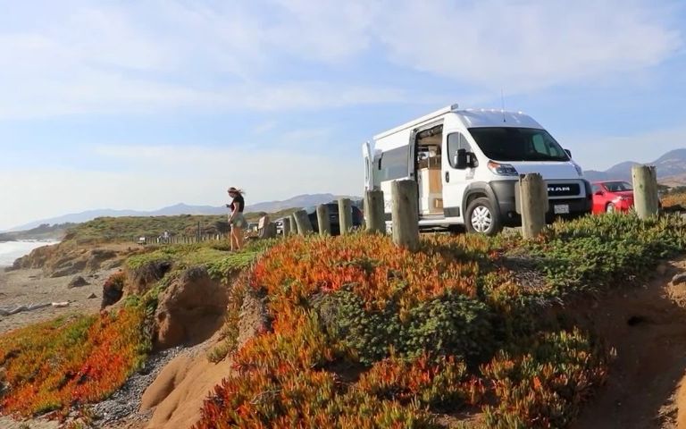 旅游女博主的精致道奇公羊b 型房车