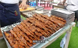 Download Video: 吃50串新疆烤肉什么体验？15元/串200多克羊羔肉，三人10串吃不完