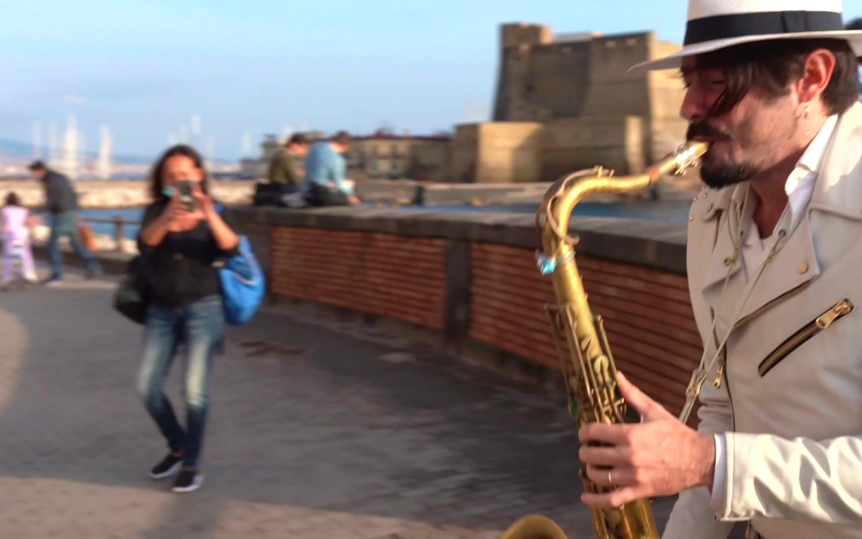 [图]街头萨克斯（次中音）THRILLER（颤栗者）! - 致敬 MJ迈克.杰克逊 ! STREET SAX PERFORMANCE