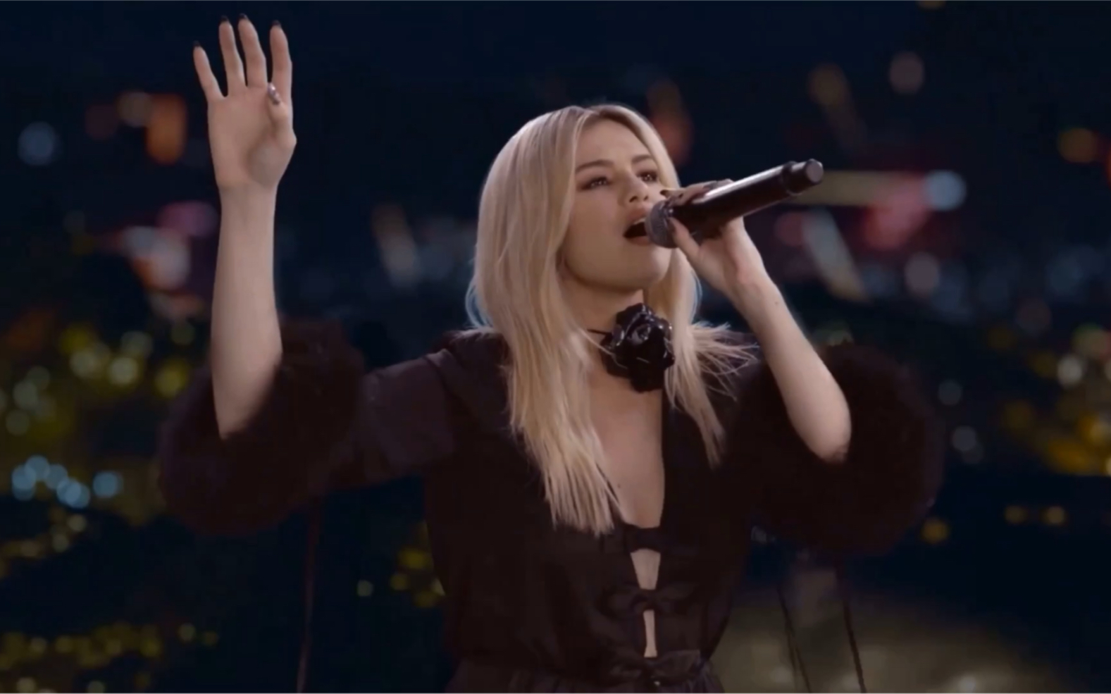 selenagomezxmarshmello2021欧冠总决赛开场表演