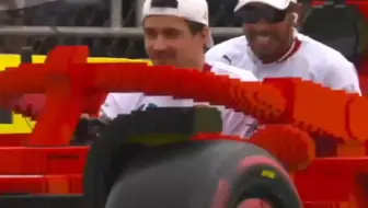 绷不住了，F1迈阿密站赛前各家车手驾驶积木F1驶上赛道