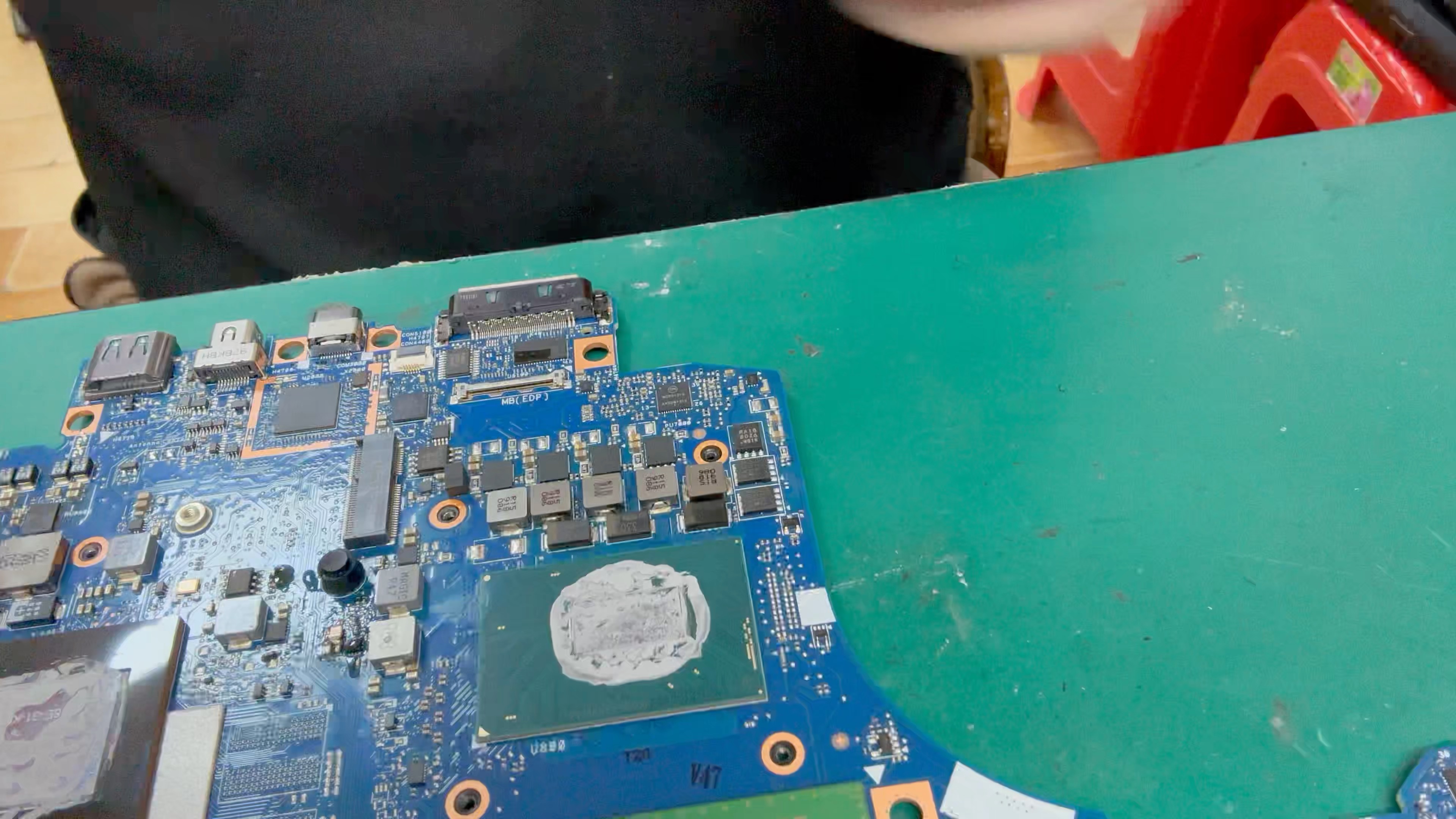 外星人笔记本使用中突然烧主板 居然是因为看电影? 修复完成