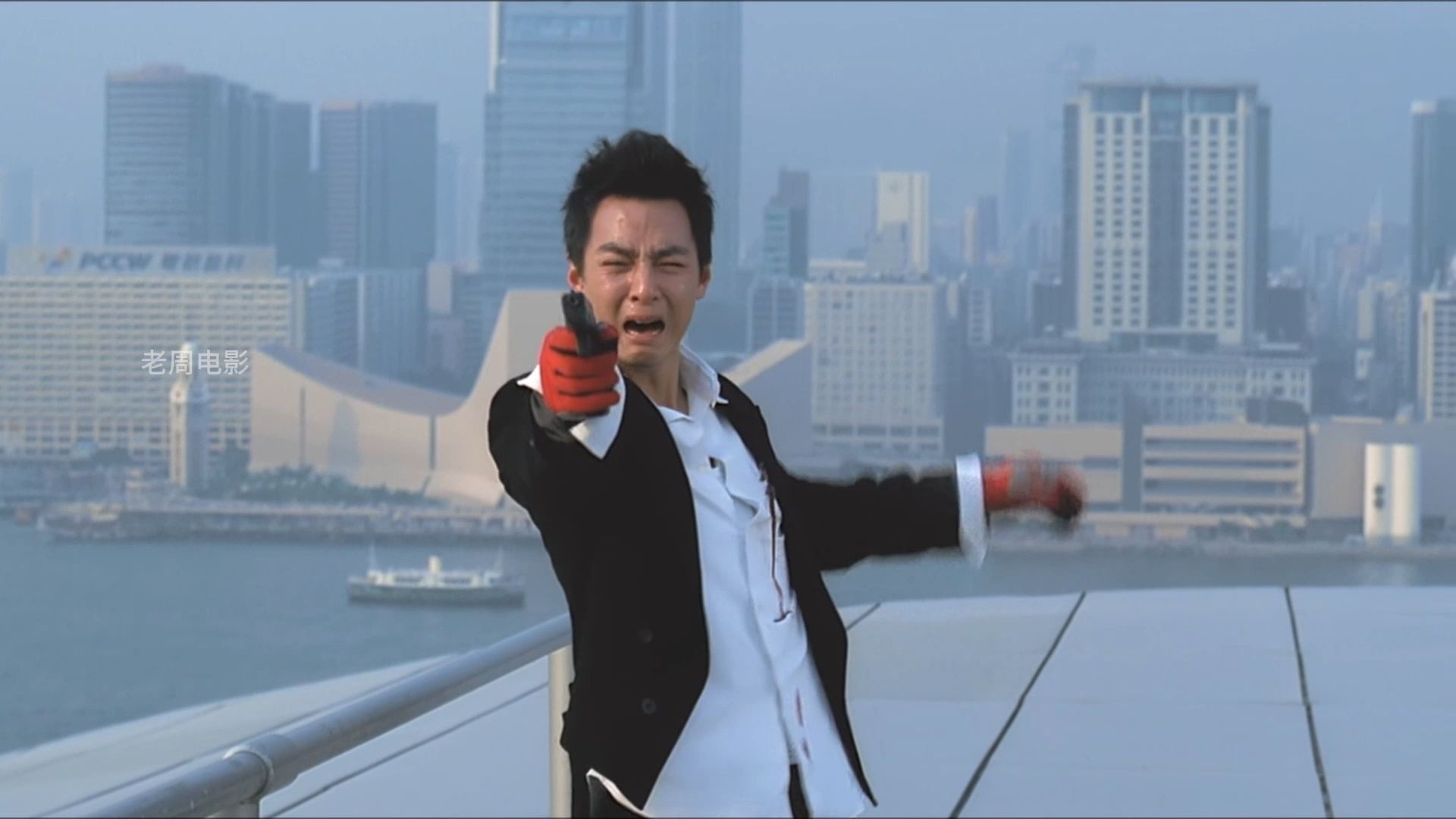 "阿祖,投降吧,外面全是警察.