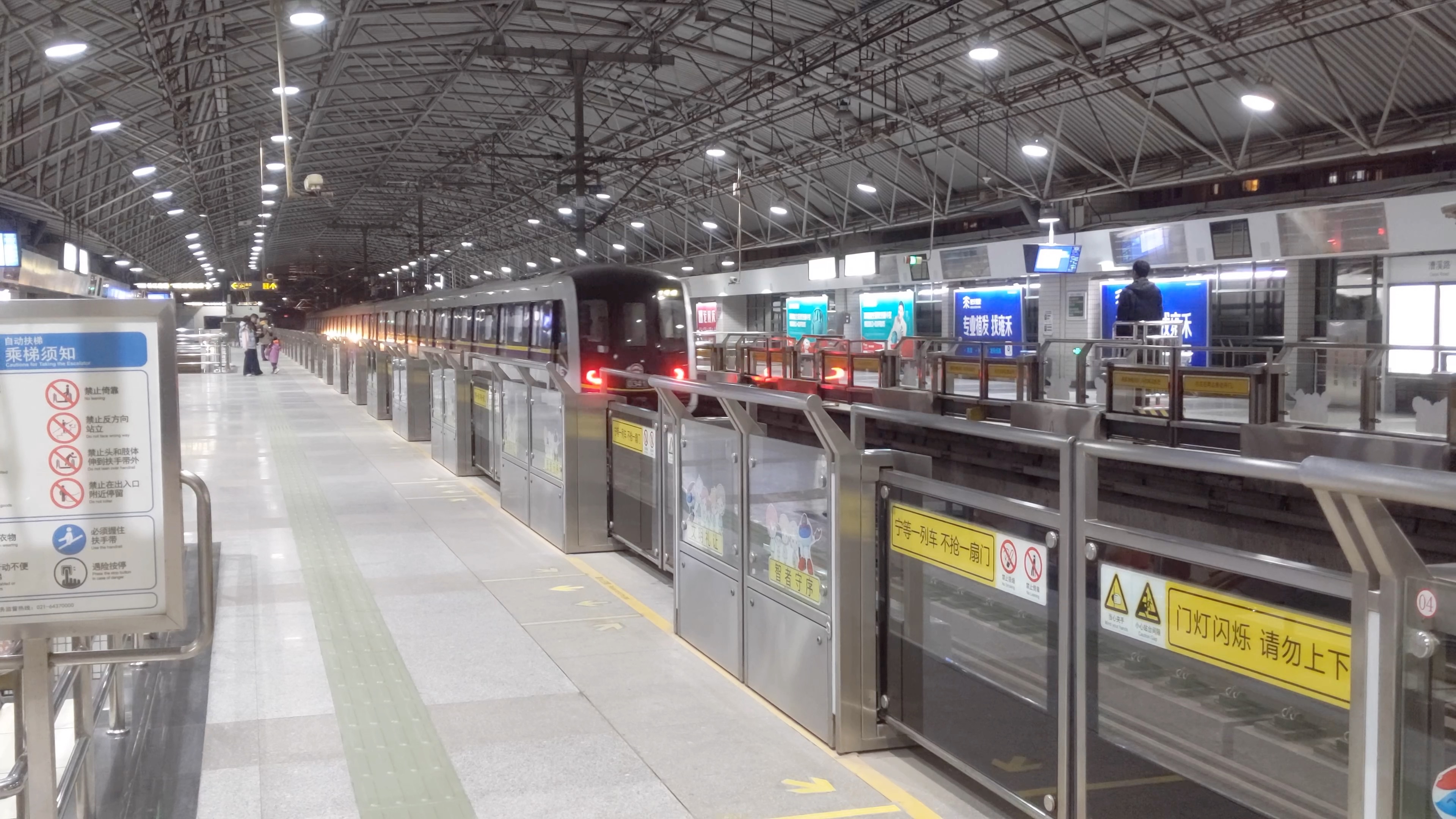 漕溪路3号线「叛徒包公」和「黄鱼」相遇