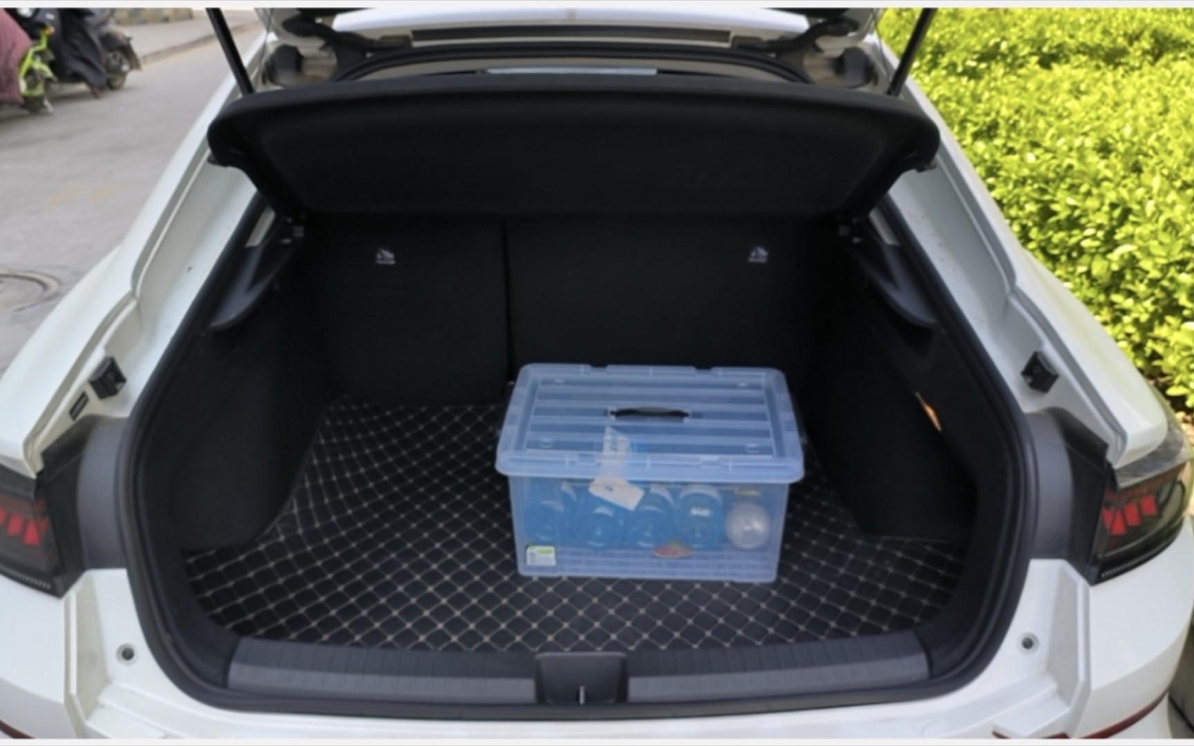 凌渡l后排空间展示,后备箱坐人,后排放倒