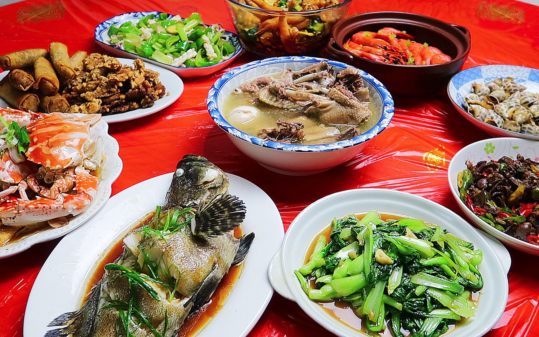 活动  农村家庭聚餐,川大嫂大显身手,满满一桌子的菜,看着都馋人