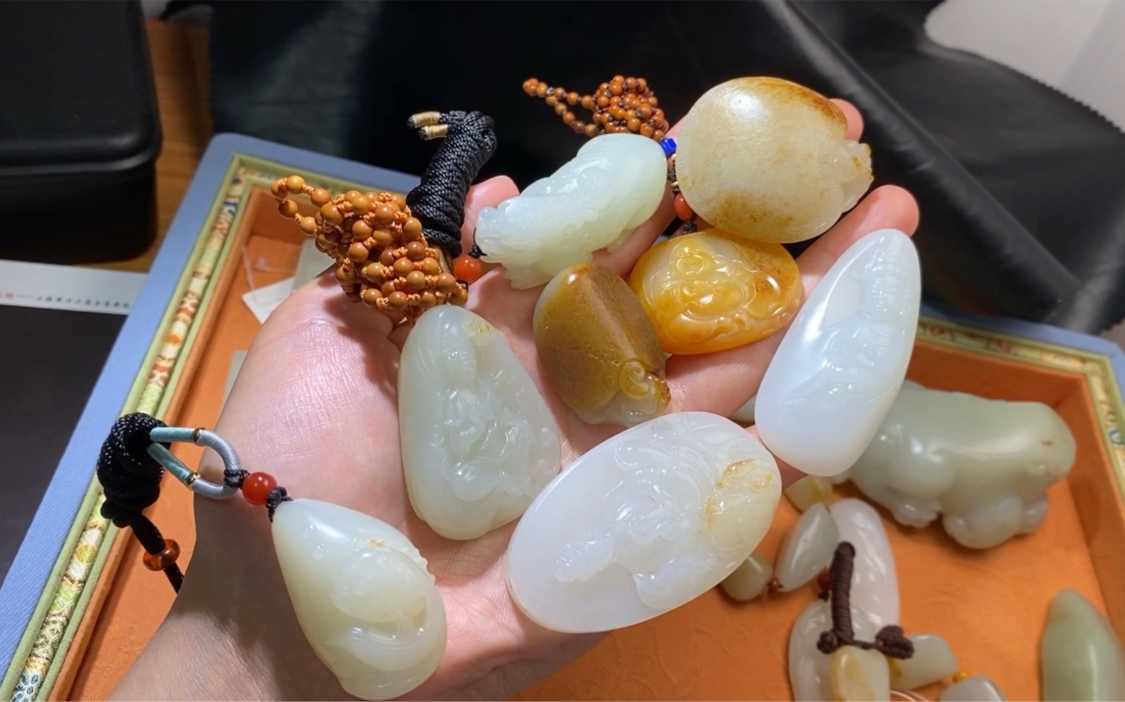 7款新疆和田玉籽料和1块山料对比,玉质老熟度差别大.