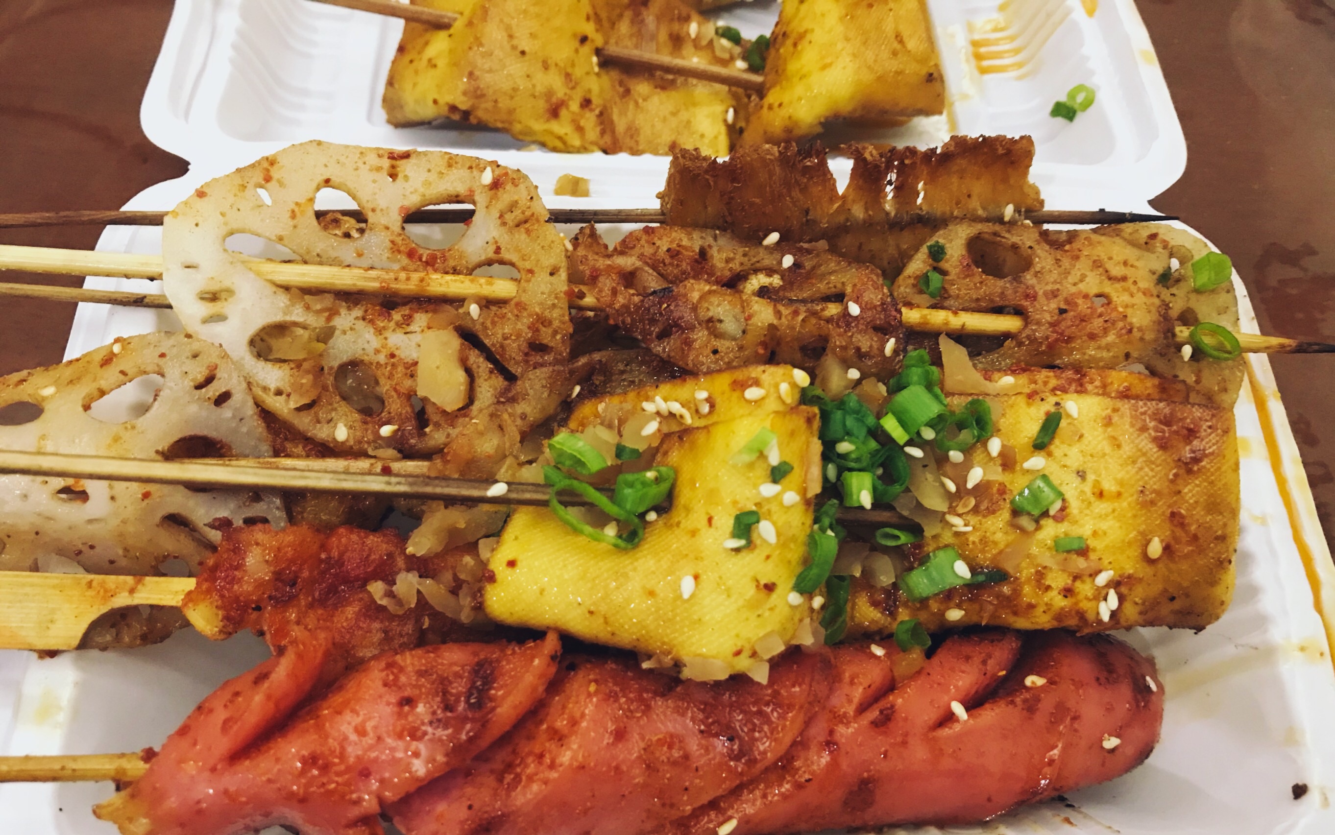 中国吃播深夜放毒吃烧烤啦金针菇火腿肠骨肉相连花菜豆皮鱼豆腐