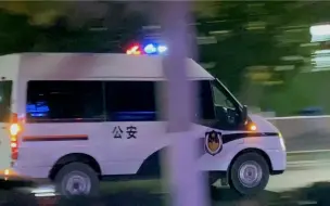 Video herunterladen: 中国警车出警