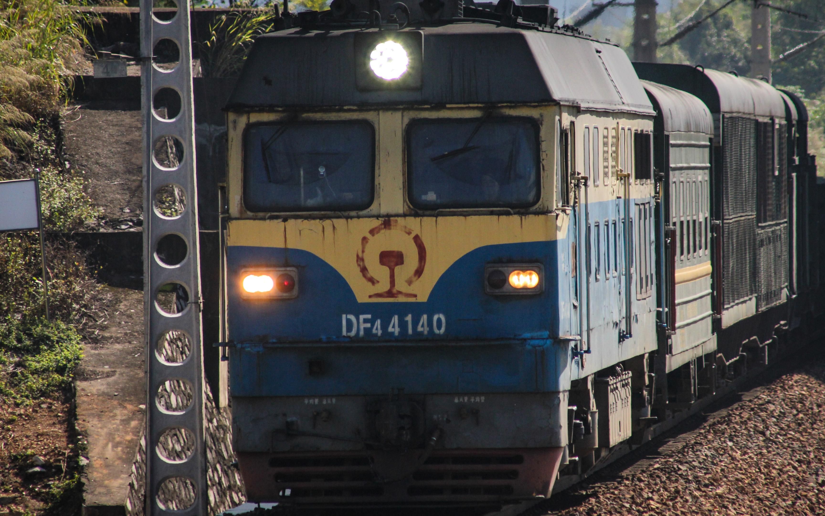 df4c-4140牵引长轨列车57559次反方向进入南宁南站