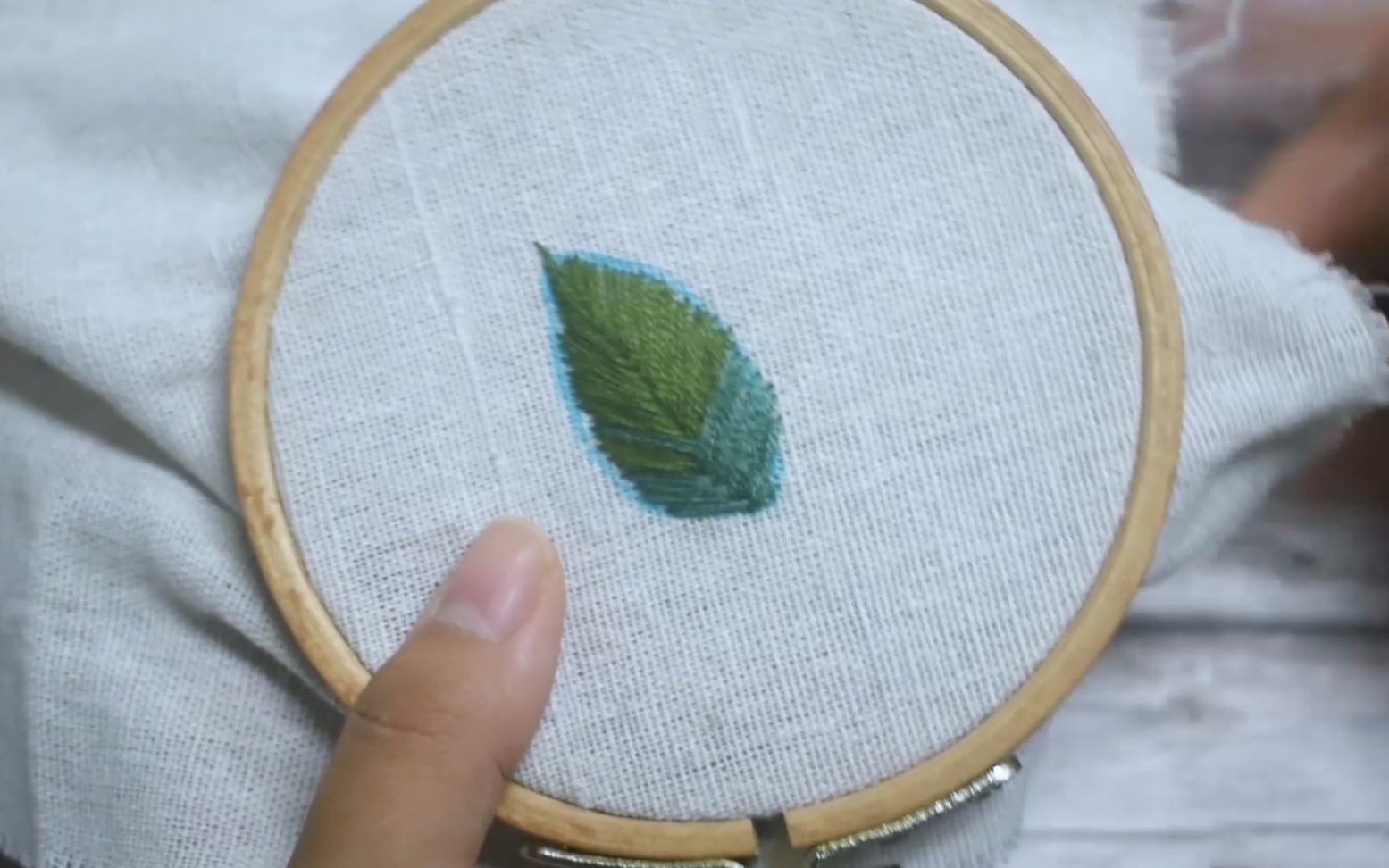 (刺绣)鱼骨绣绣叶子,新手入坑刺绣要先学会.