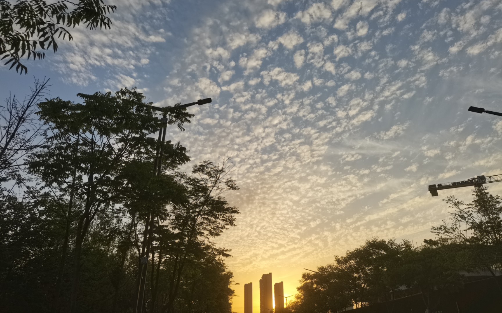 不開心就抬頭看烏雲總會散去