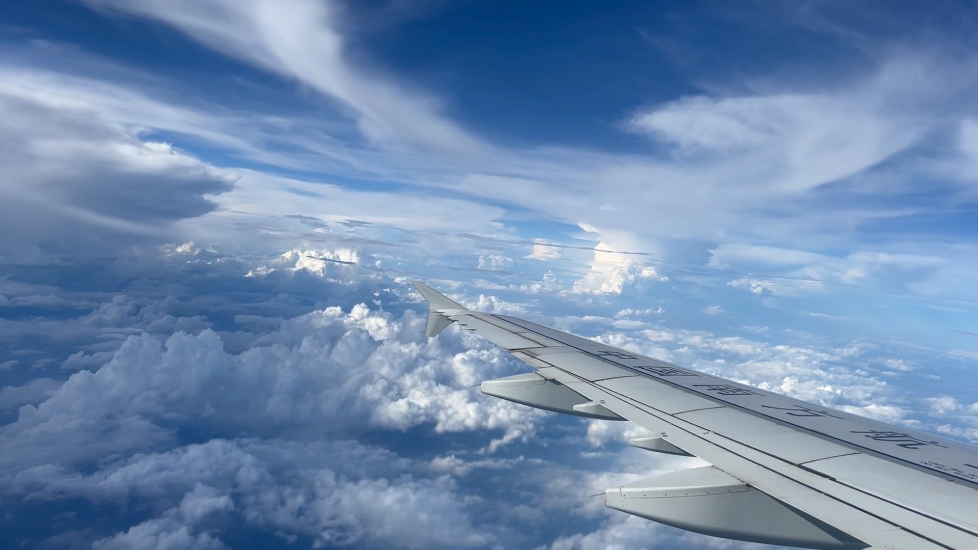 夏日温柔,路途的天空