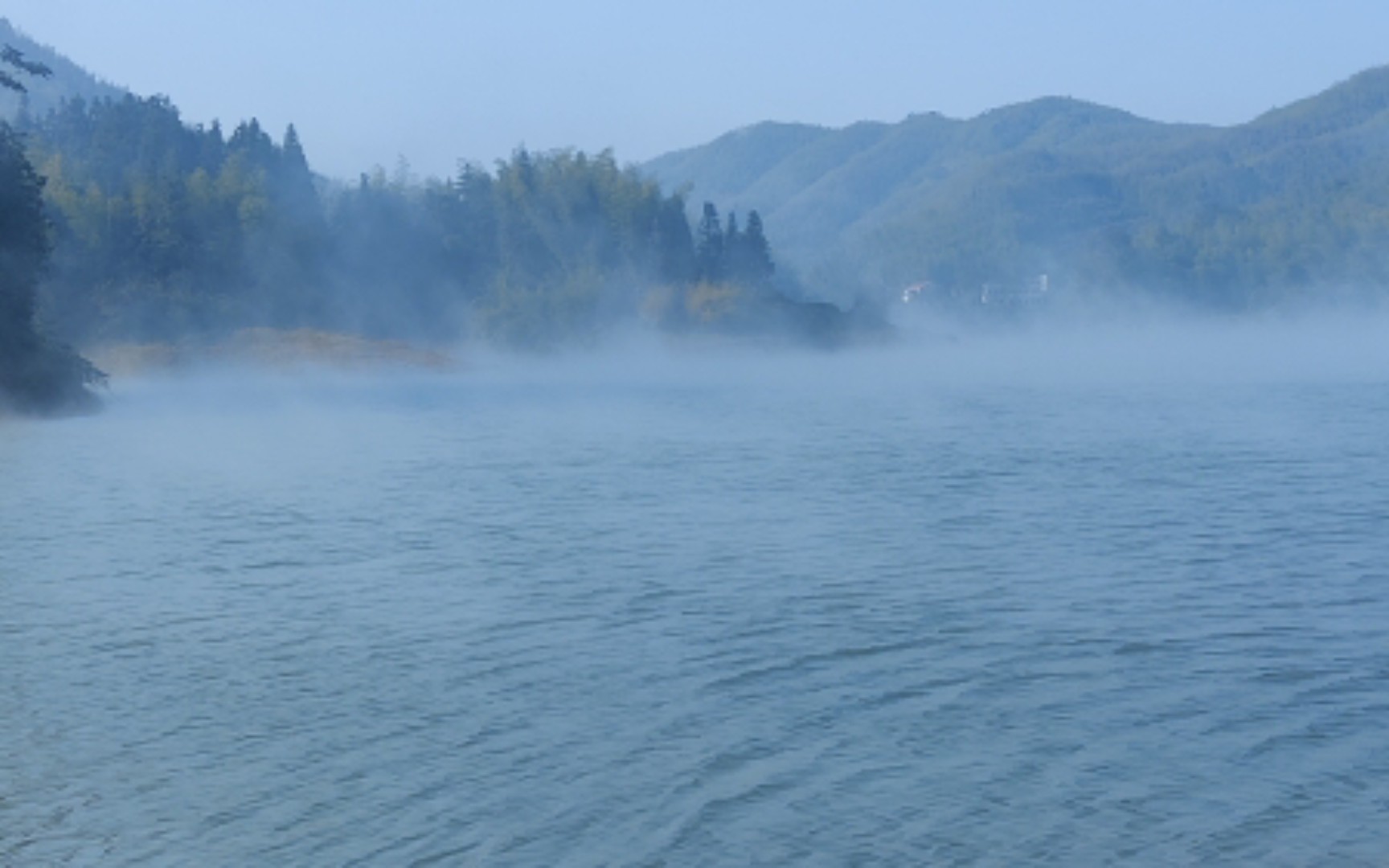 水面烟雾缭绕