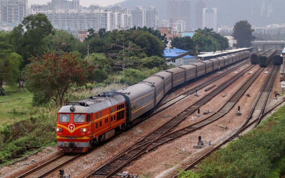 广铁龙段橘子7564牵引0k4134次徐徐驶出深圳西站