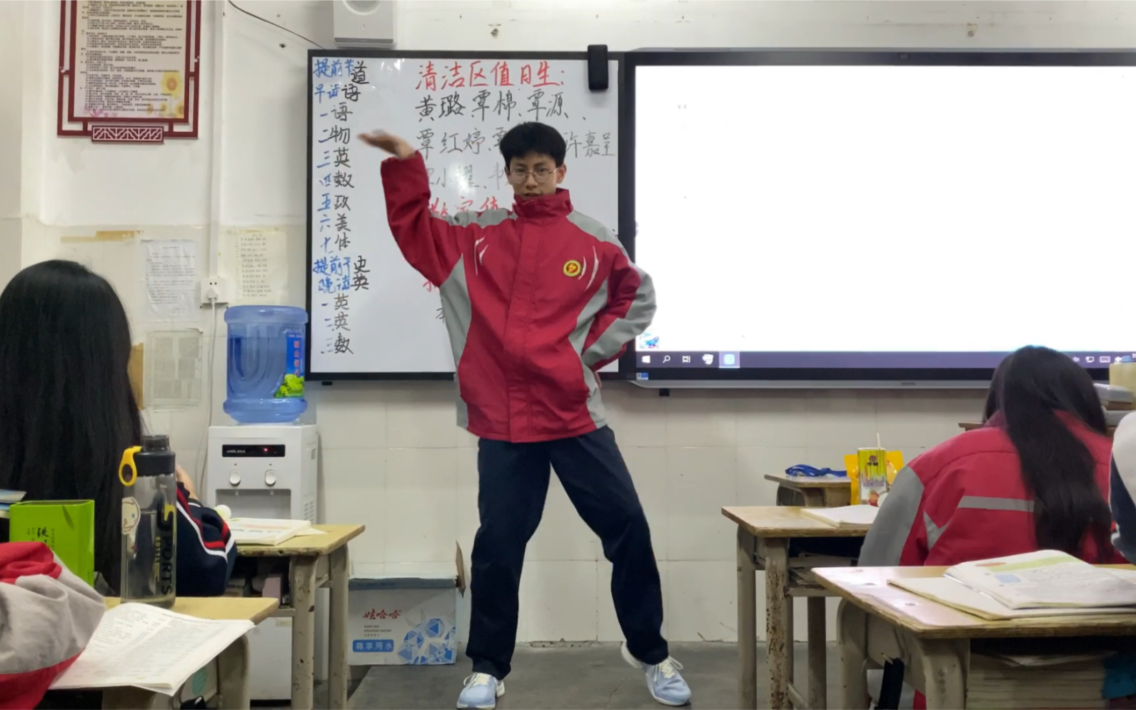 跳爵士舞的小男生,全班都是女生的尖叫声,你被迷倒了吗?