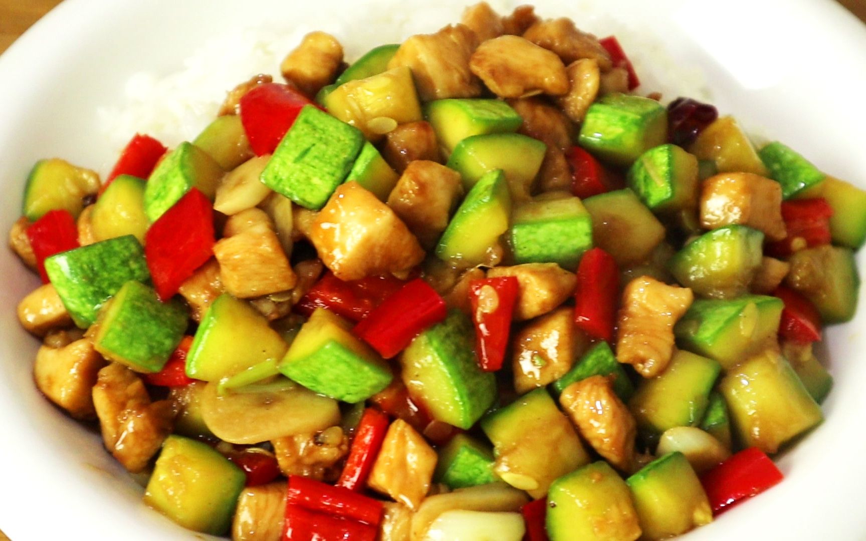 西葫芦这样做太好吃了,加碗米饭,比红烧肉还香,出锅连汁都不剩