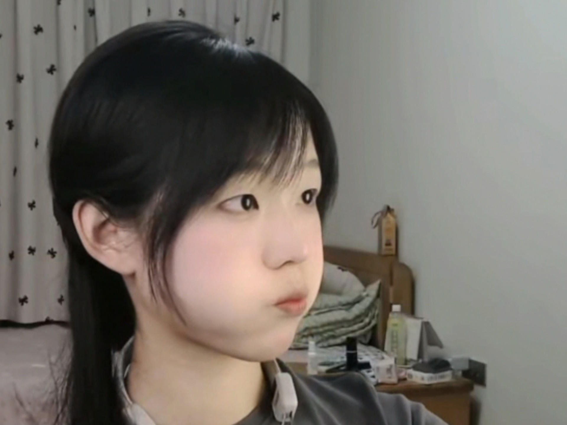 直播时粉丝强烈要求看jio底，辣椒素正面回应！