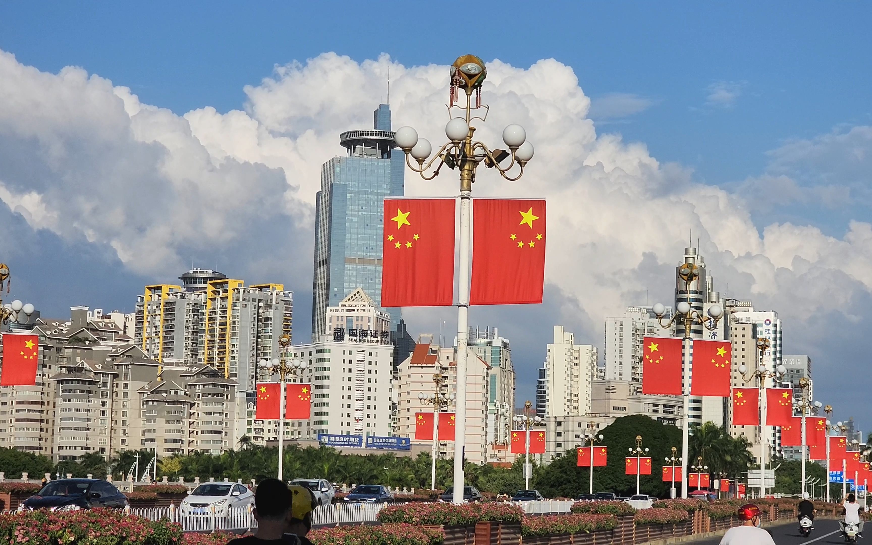 天气给力 国庆气氛拉满 五星红旗更鲜艳南宁更美丽