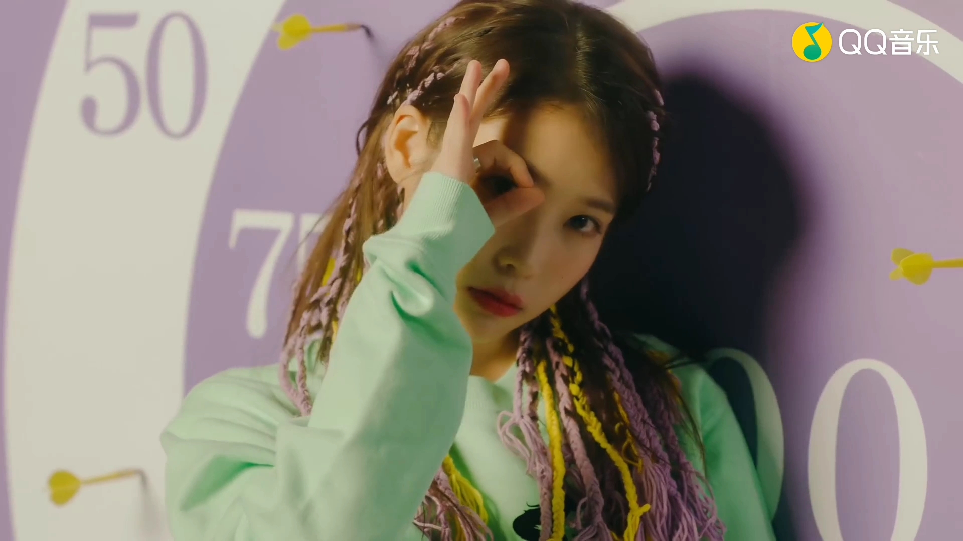 是《bbibbi》和《celebrity》