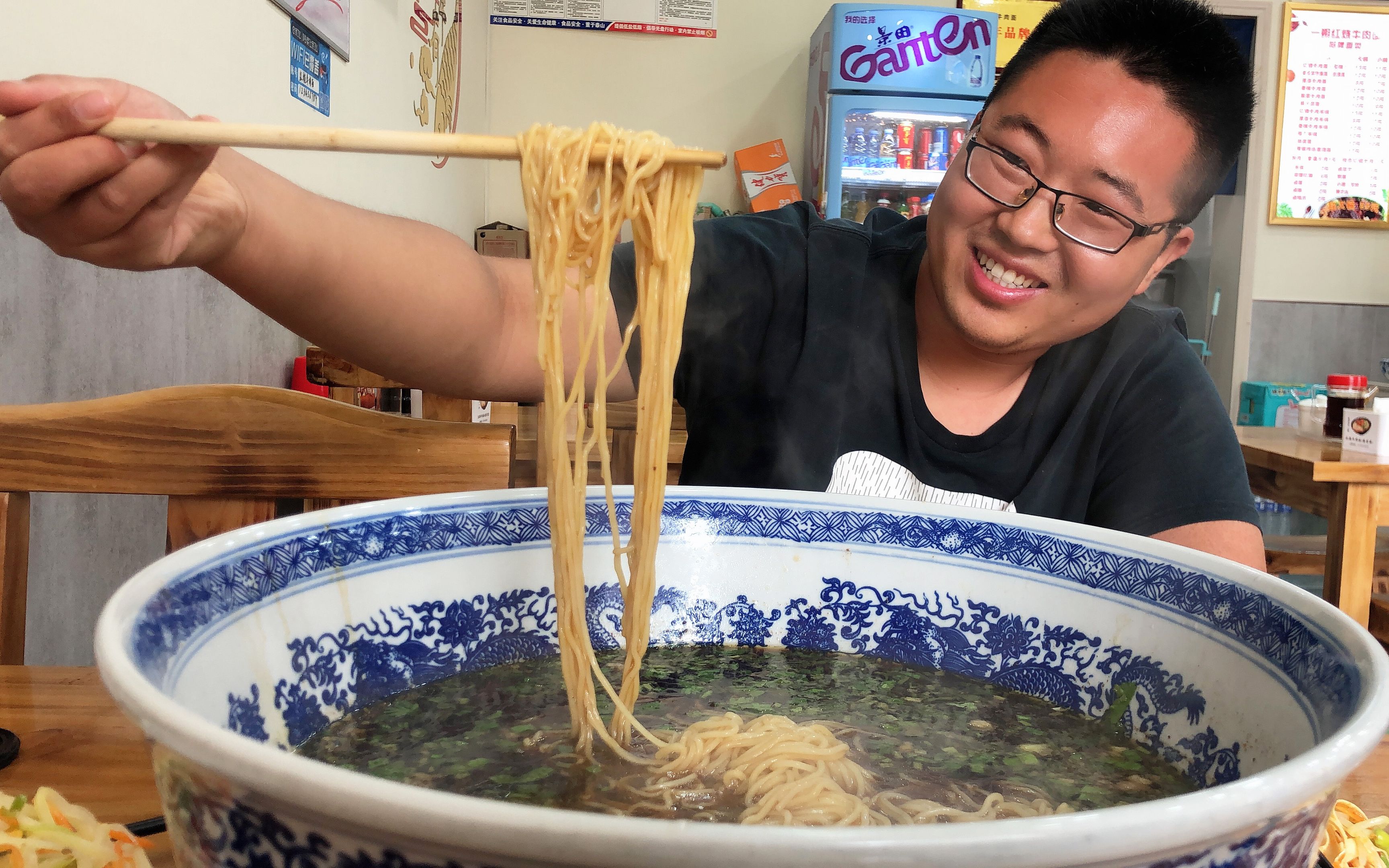 试吃当地最大碗拉面1人抱着都困难只卖25元太实惠了吧