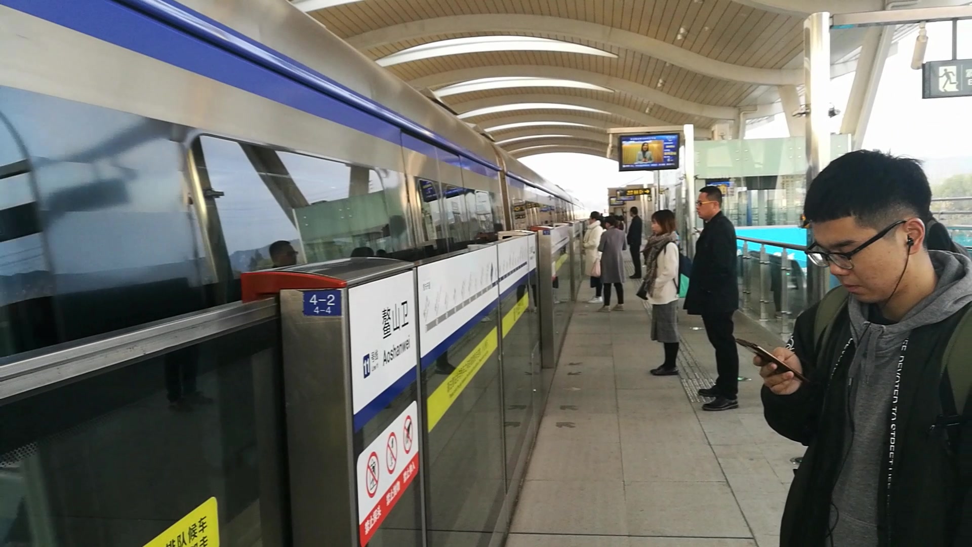 青岛蓝谷到市南汇泉广场要多久 树哥三条地铁线换乘 体验上班早高峰