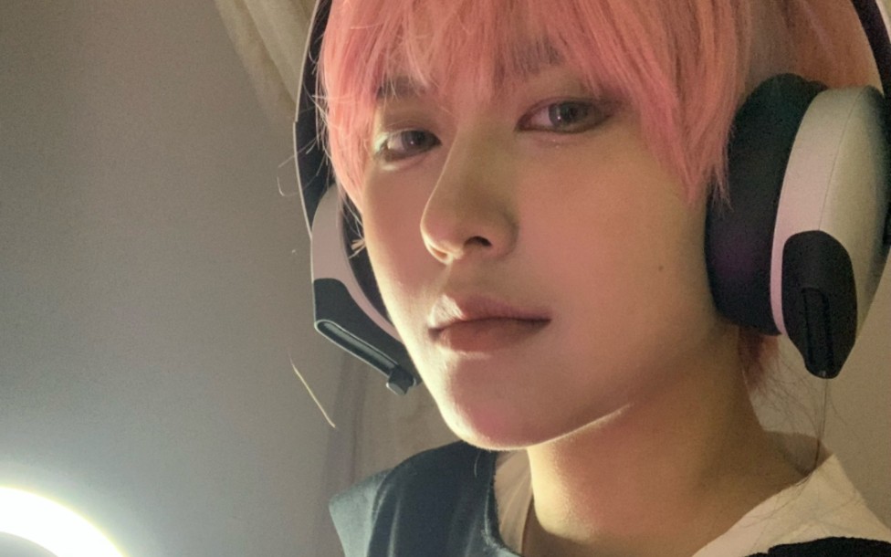 这是谁家的粉毛帅哥