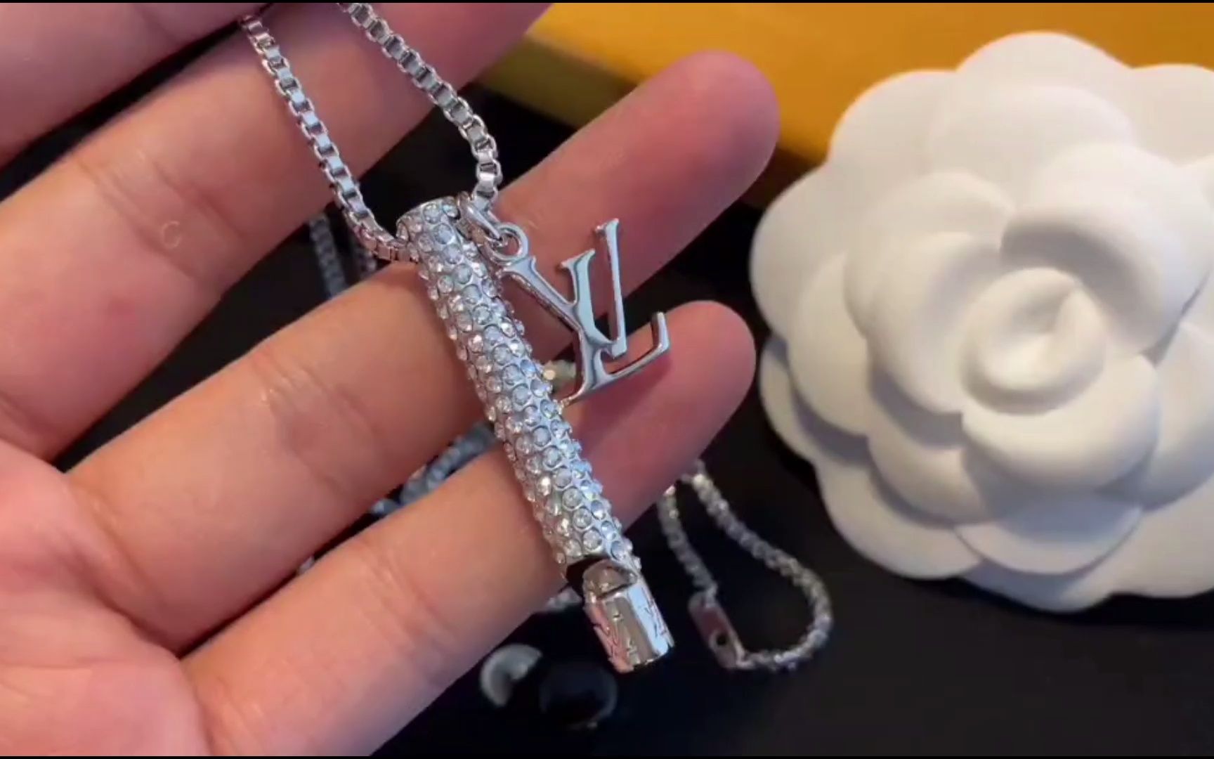 【潮流馆】lv路易威登镶钻口哨项链