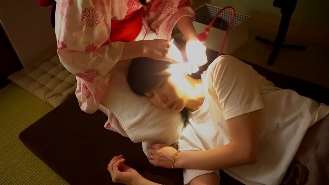 日本采耳店享受小姐姐的膝枕采耳服务