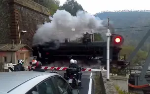 Скачать видео: 很少见的蒸汽火车穿过隧道 水雾一片