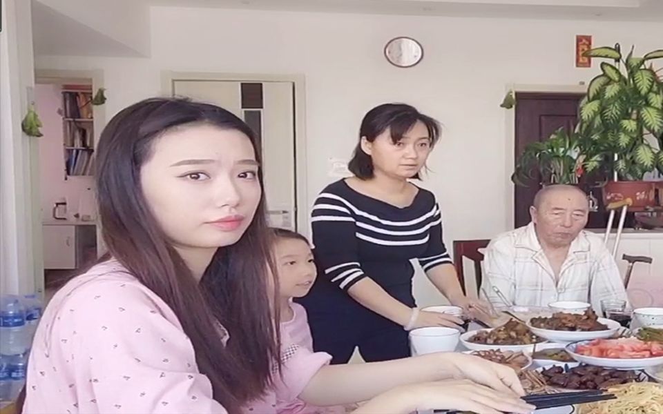 过年了,北嫂做了一桌子美食,北哥今天可开心了哔哩哔哩bilibili