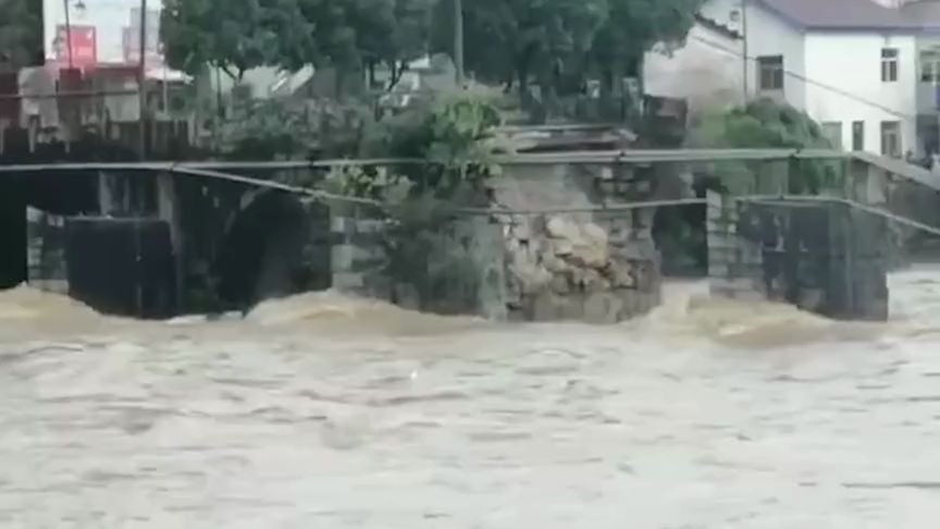 安徽突发暴雨致屯溪500年老大桥冲塌:洪水中轰然倒塌 市民惊呼哔哩哔哩bilibili