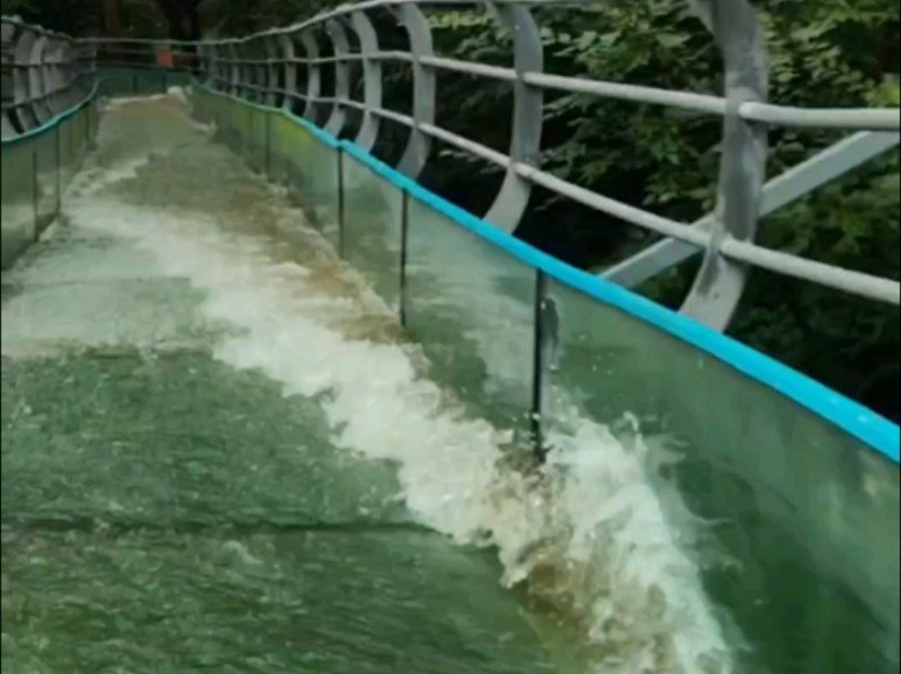 号称亚洲最长高空玻璃漂流