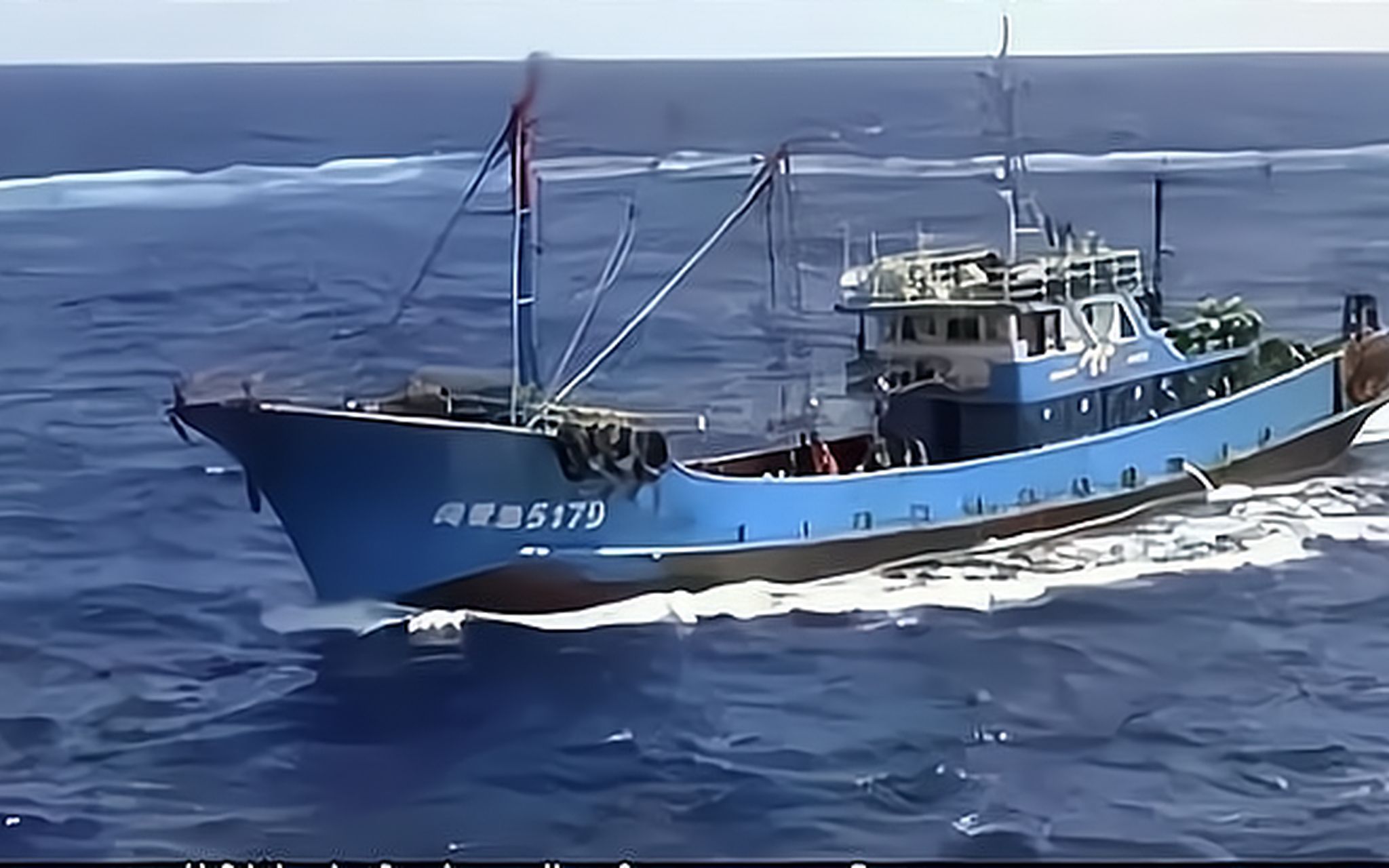 真实情景中国渔船撞击日本军舰,保卫钓鱼岛,撞碎日本海上尊严