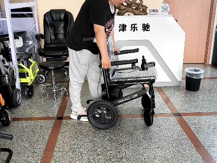 半碳纤维来天津津乐驰电动轮椅专卖店试驾吧